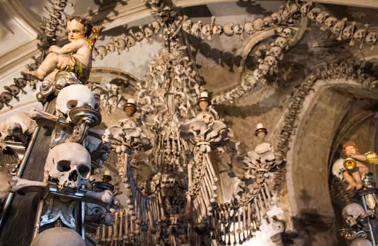 Sedlec Ossuary, una capilla checa decorada con miles de huesos humanos