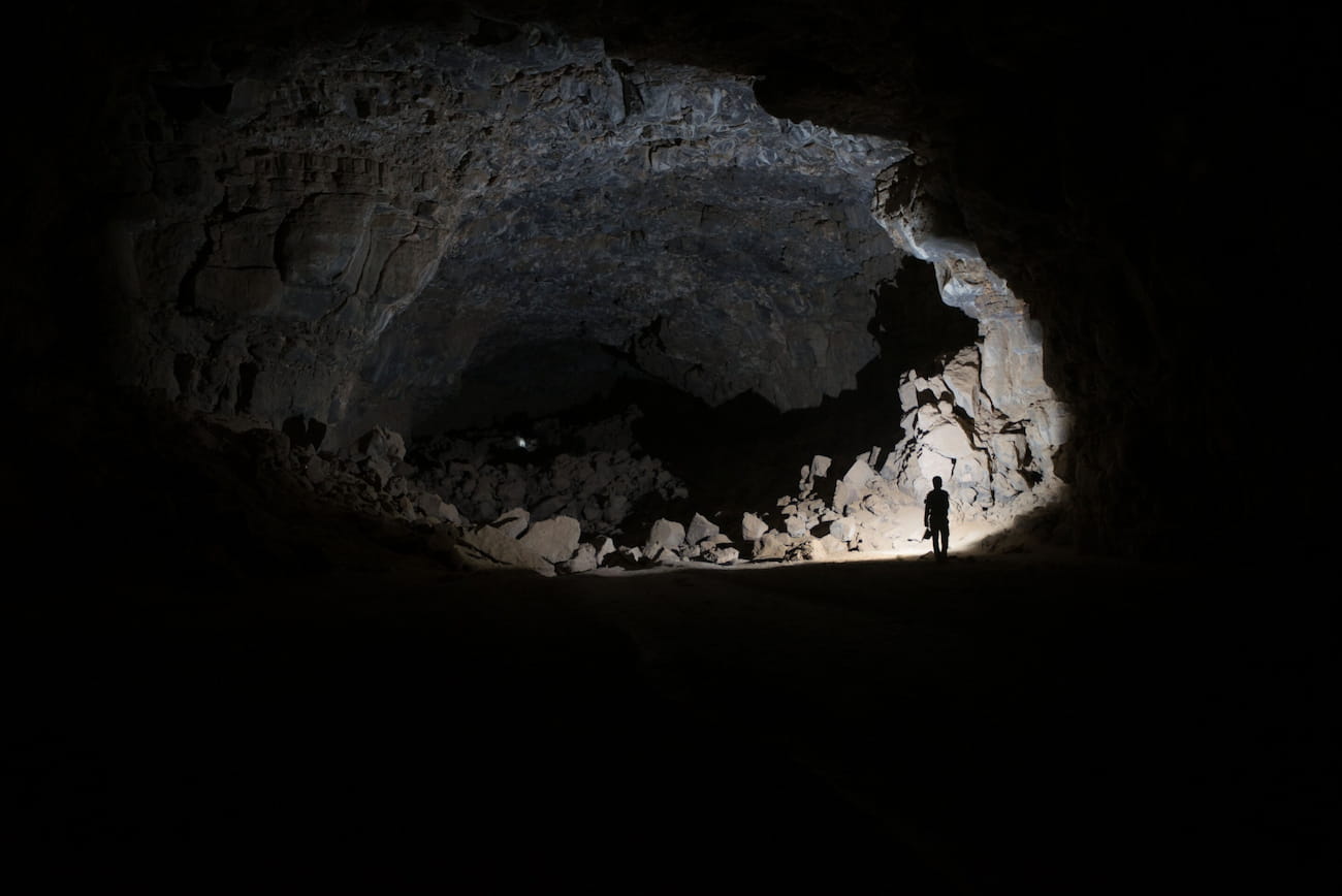 Encuentran los primeros indicios de ocupación humana en cuevas de tubos de lava de Arabia Saudí